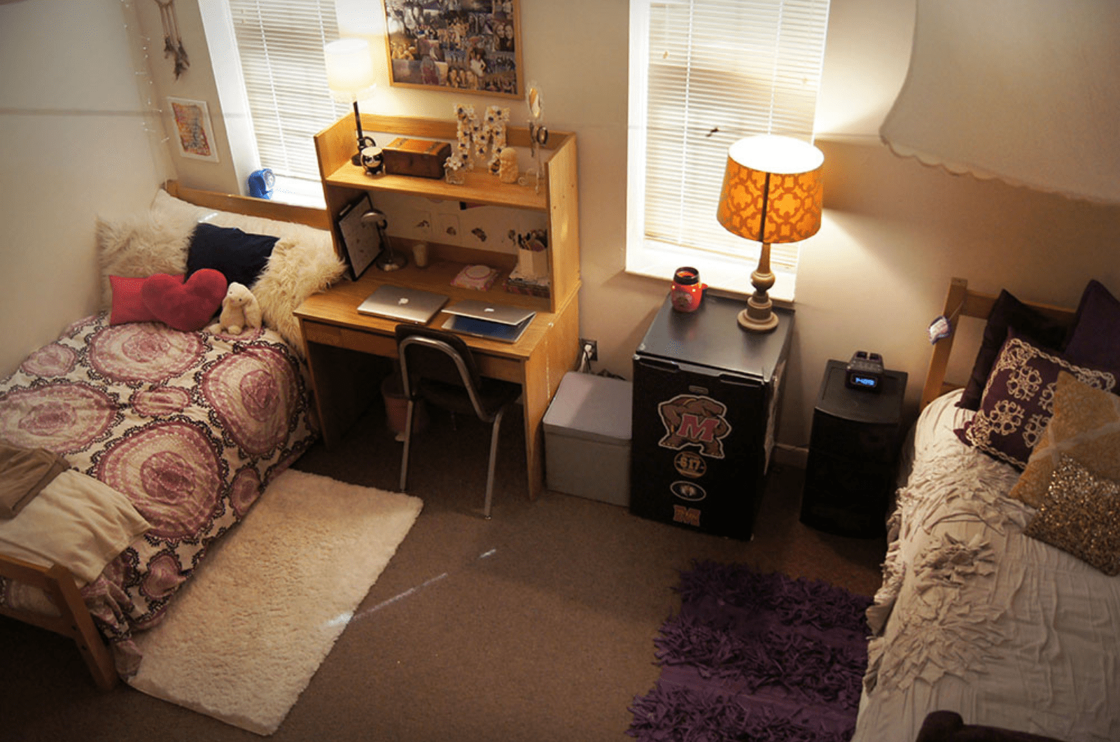 birds-eye view of suite room with two beds on either side and a desk and mini fridge in between